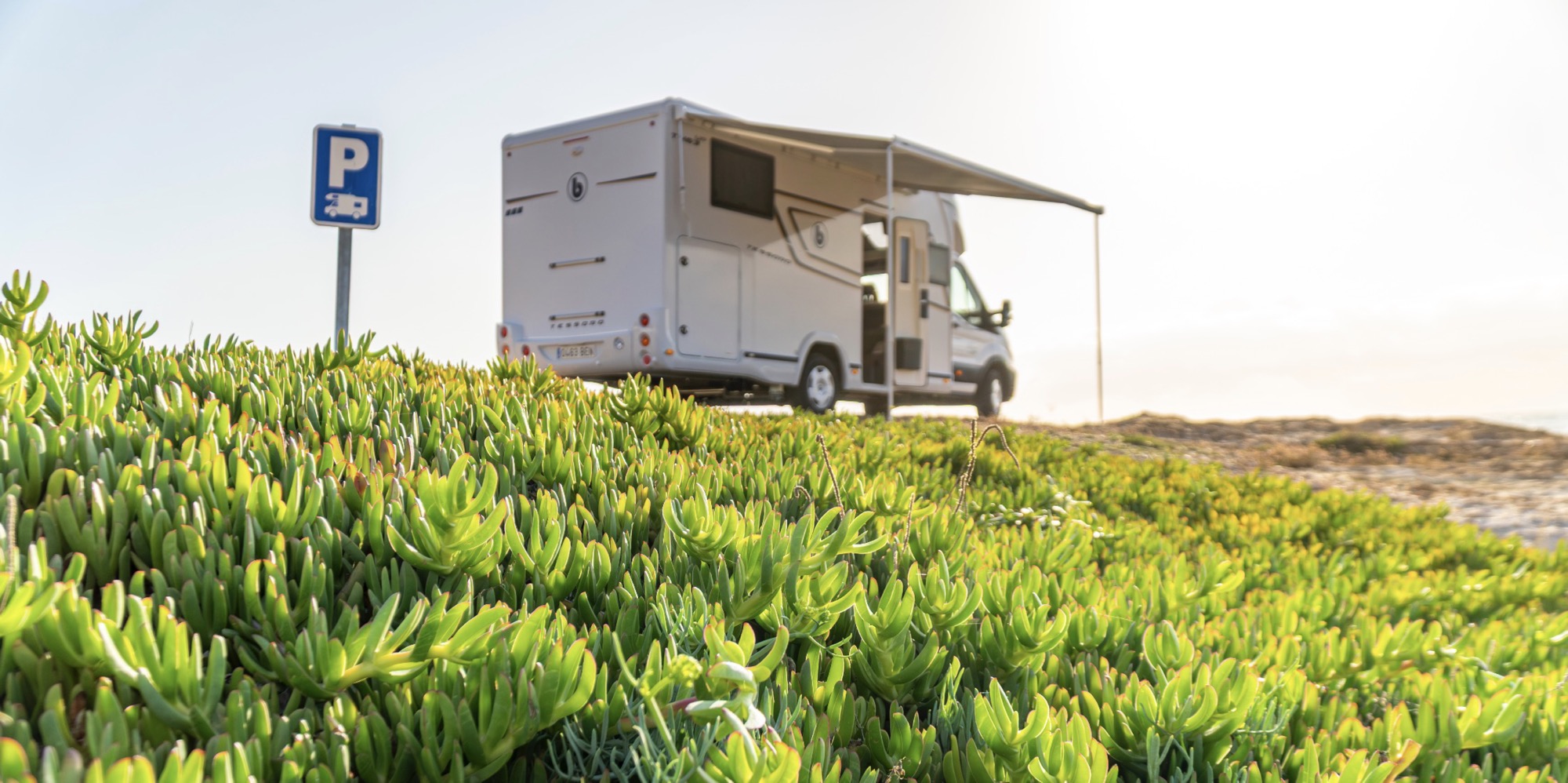 Autocaravana Benimar Tessoro UP en un entorno de dunas junto al mar